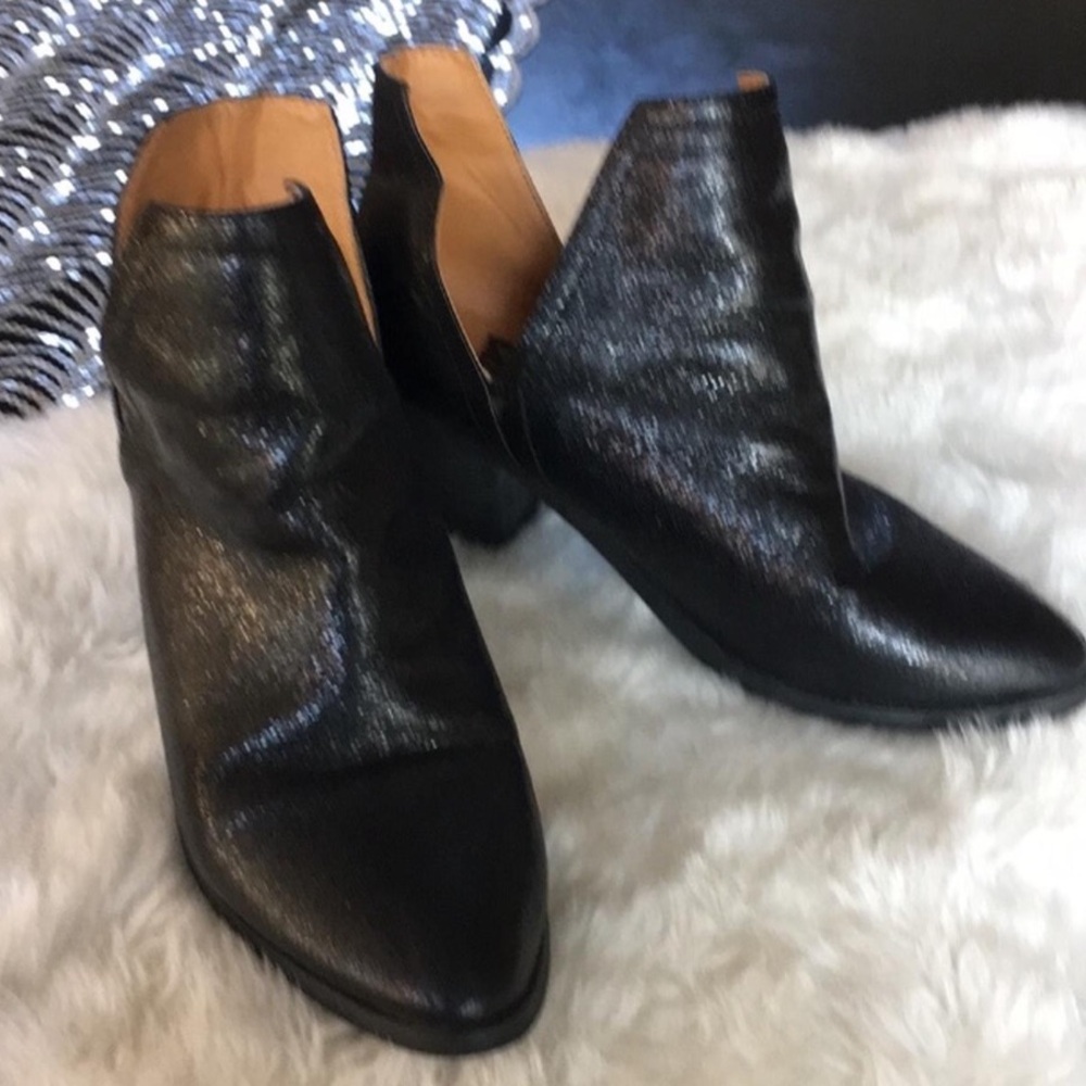 Black sparkly ankle boot. Size 8.